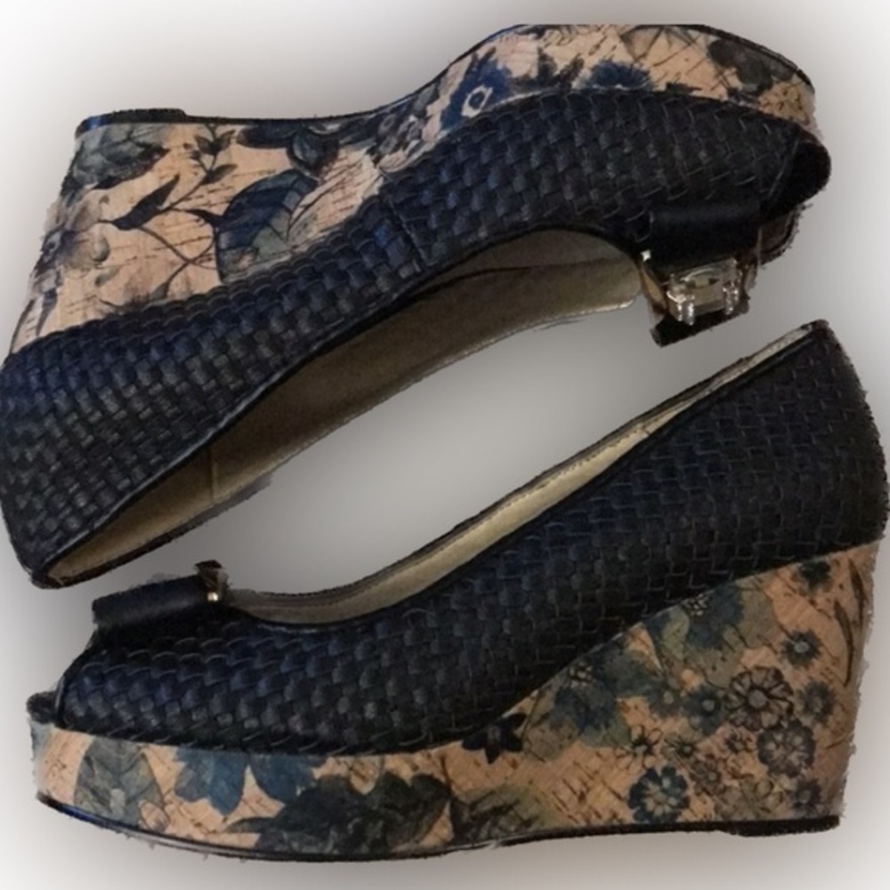 Milano black platform wedge with woven pattern, bow and floral pattern size 8.5